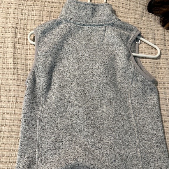 Gray Heathered Vest 🩶 - Picture 2 of 5
